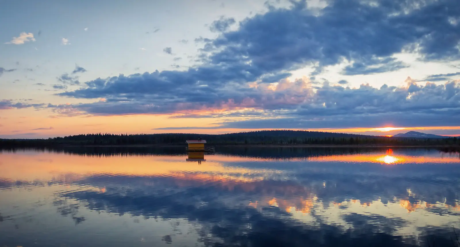 Floating Sauna in a lake near ÁILU hotel in Lannavaara